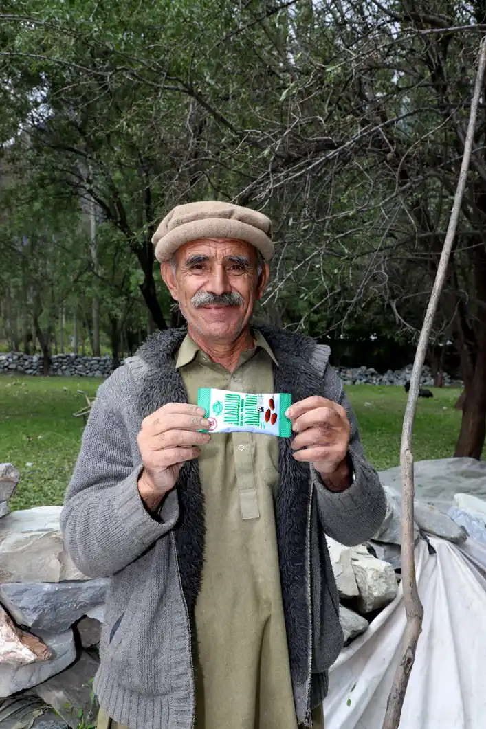 Mandelproduzent mit Pakka Snack