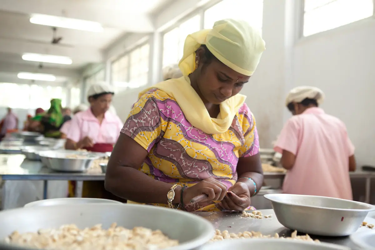 Arbeiterin in der Cashewverarbeitung