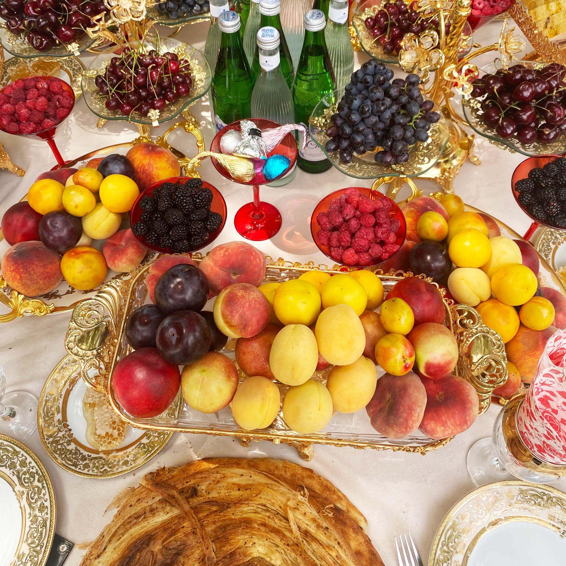 Typische usbekische Obsttafel für den Empfang von Gästen