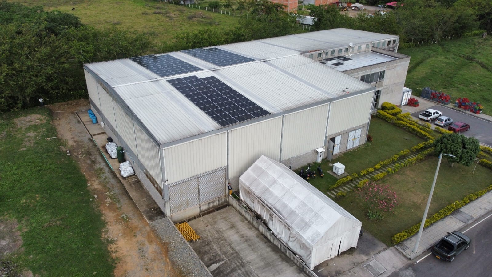 Fruandes Fabrik mit Solarzellen